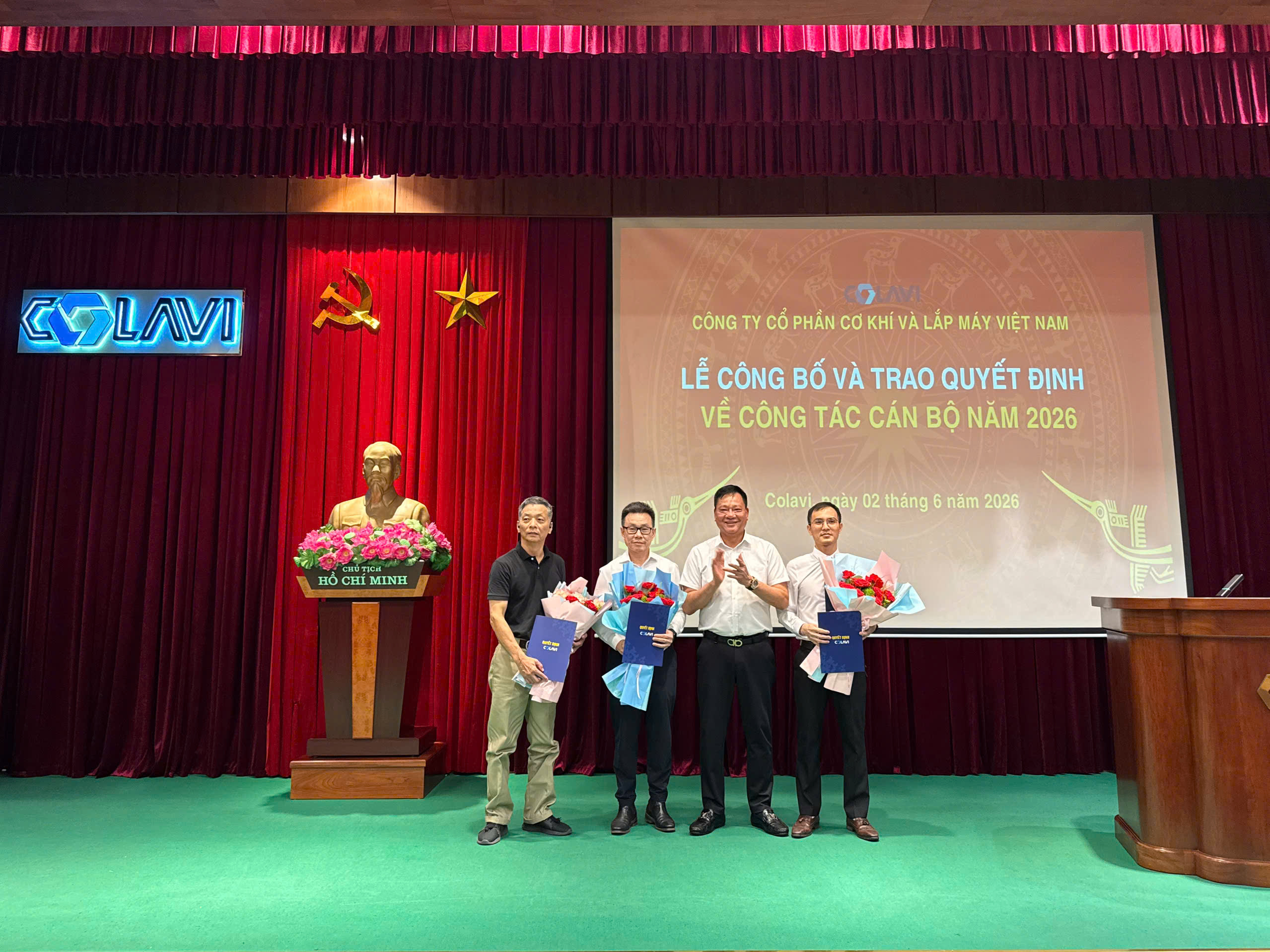 Đồng chí, Cao Văn Thái – Phó Chủ tịch HĐQT trao quyết định và tặng hoa cho các cán bộ năm 2026